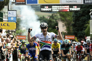 Dayl Impey, vainqueur de l'Étape 1 du Critérium du Dauphiné